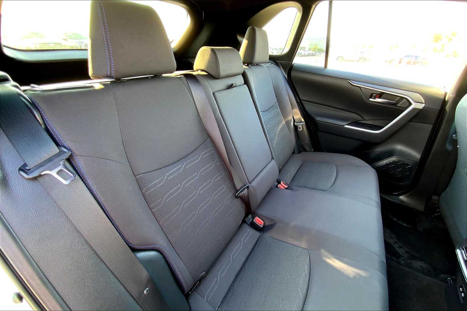 2024 Toyota RAV4 Hybrid SE photo 18