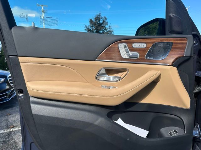 2026 Mercedes Benz GLS 450 4MATIC photo 11