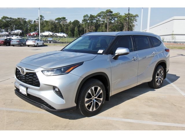 2021 Toyota Highlander XLE photo 2