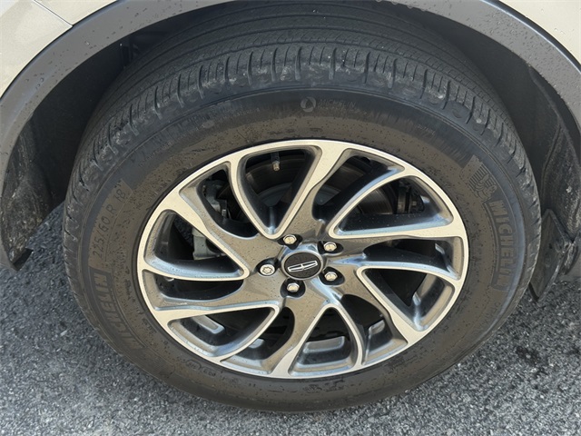 2022 Lincoln Corsair Standard photo 9