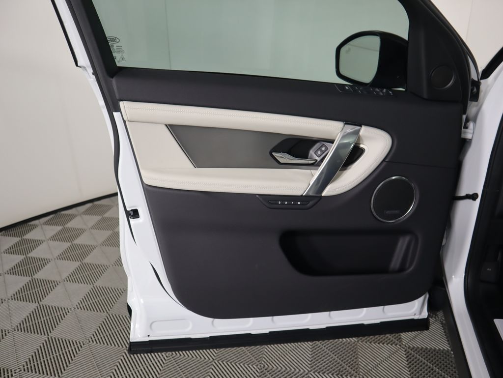 2025 Land Rover Discovery Sport SE photo 21