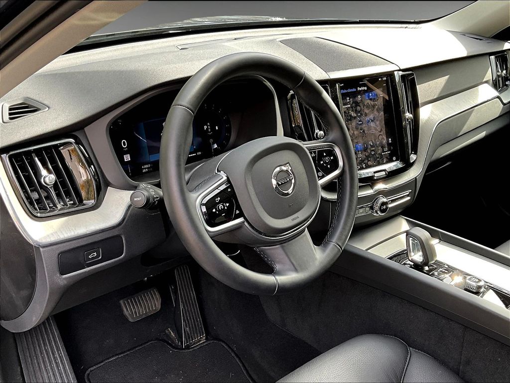 2025 Volvo XC60 B5 Plus photo 13