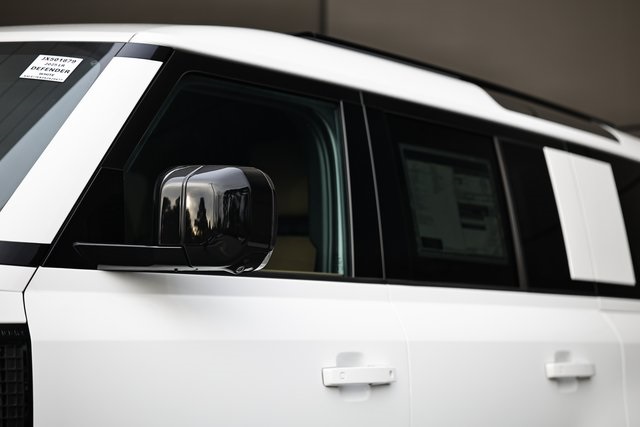 2025 Land Rover Defender 110 S photo 3