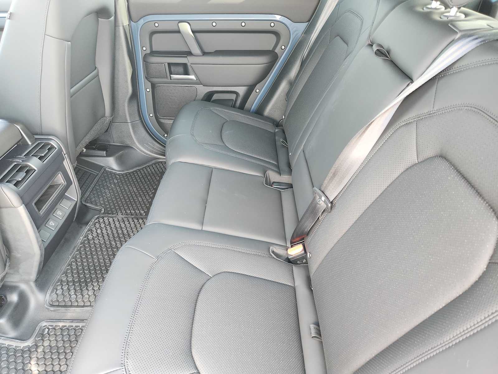 2025 Land Rover Defender 110 S photo 24