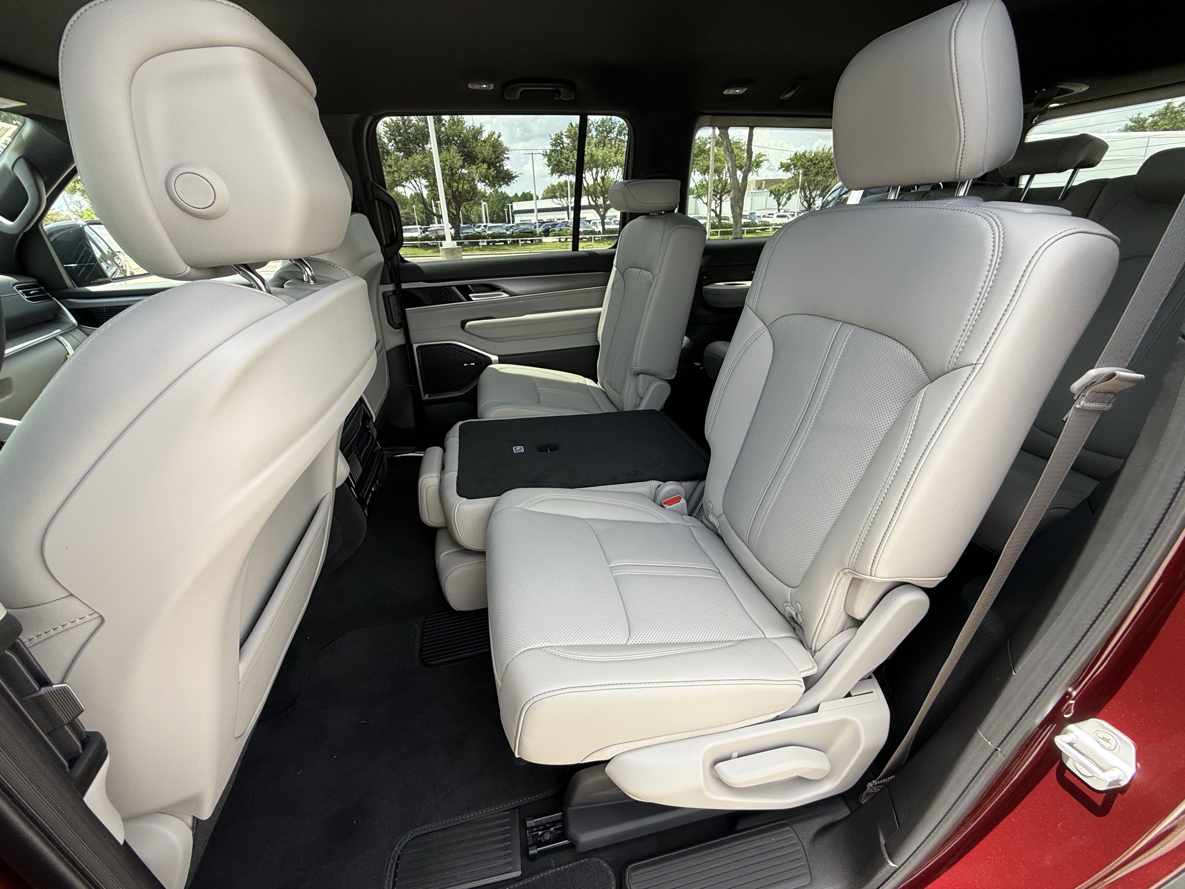 2025 Jeep Wagoneer Base photo 11