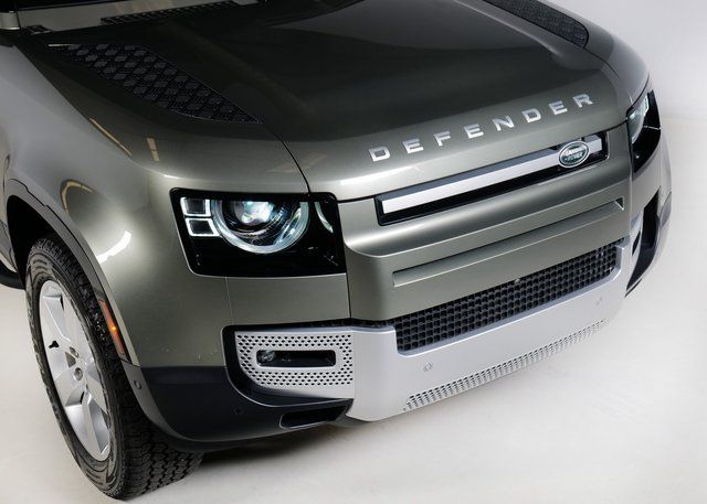 2024 Land Rover Defender 90 S photo 26