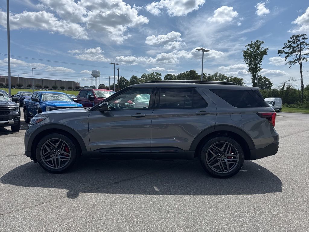 2025 Ford Explorer ST photo 6