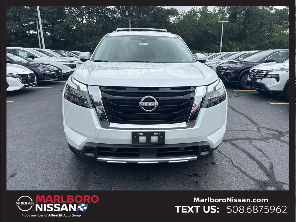 2025 Nissan Pathfinder SL photo 2