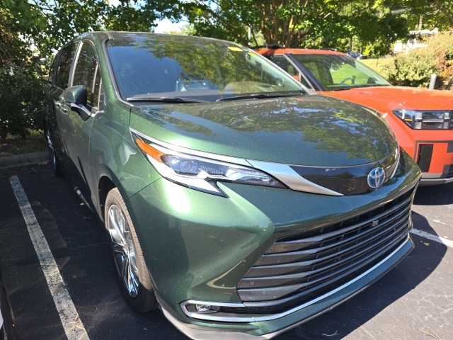 2023 Toyota Sienna Platinum photo 2