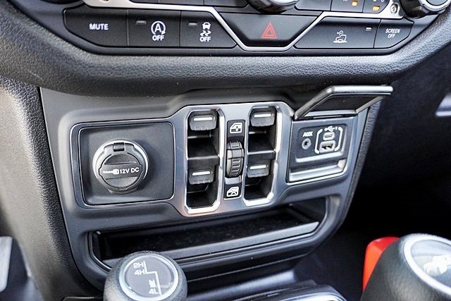 New 2025 Granite Crystal Metallic Clear-Coat Exterior Paint Jeep Sport S image 35