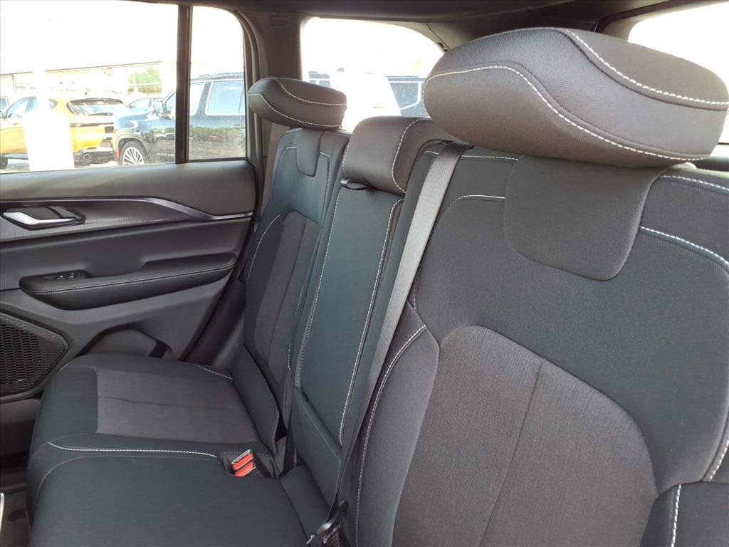 2025 Jeep Grand Cherokee Laredo Altitude photo 12