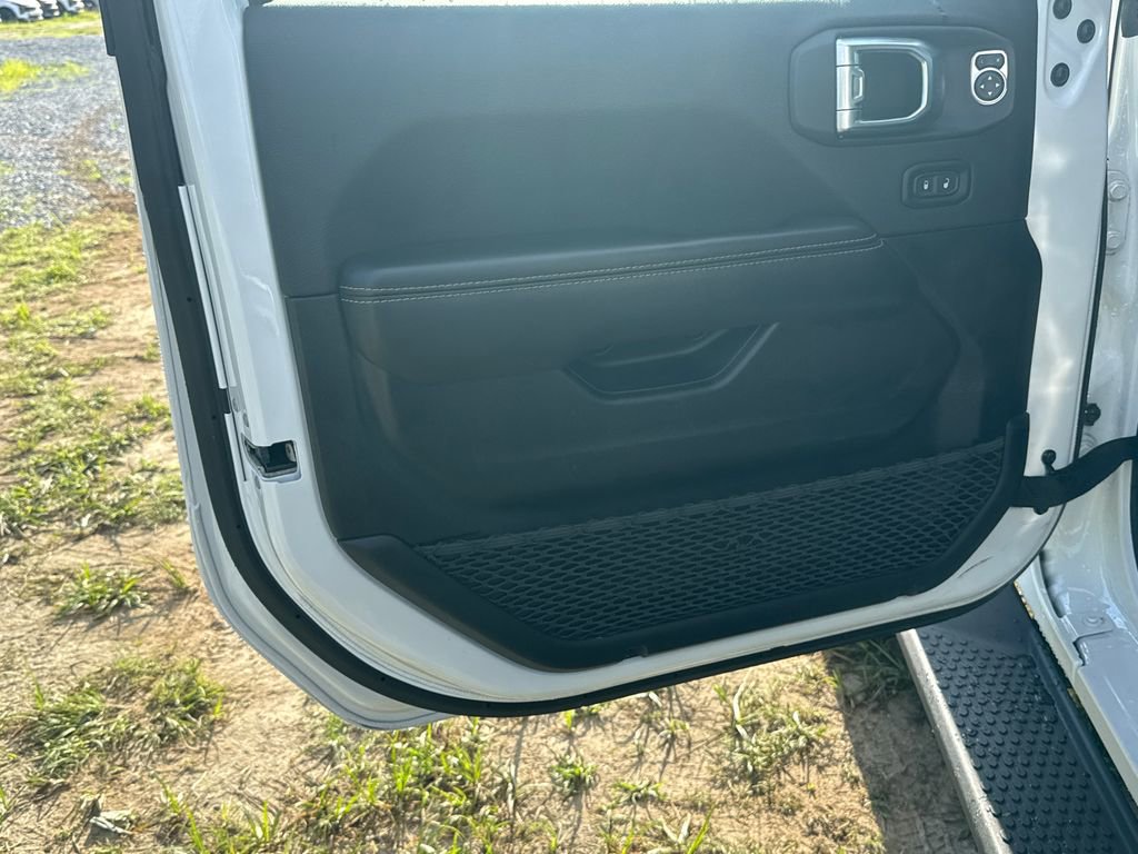 2024 Jeep Wrangler Sahara photo 11