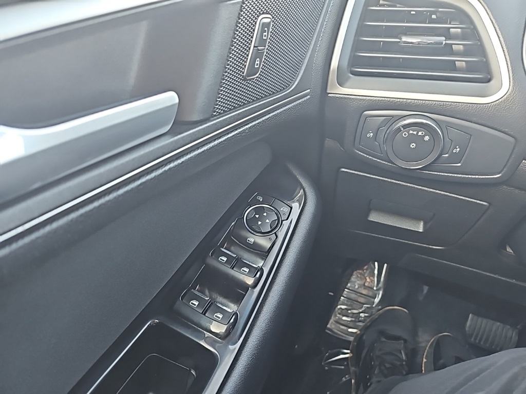 2016 Ford Edge SEL photo 28