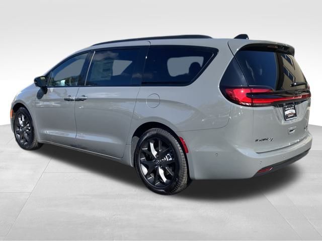 2025 Chrysler Pacifica Limited photo 4