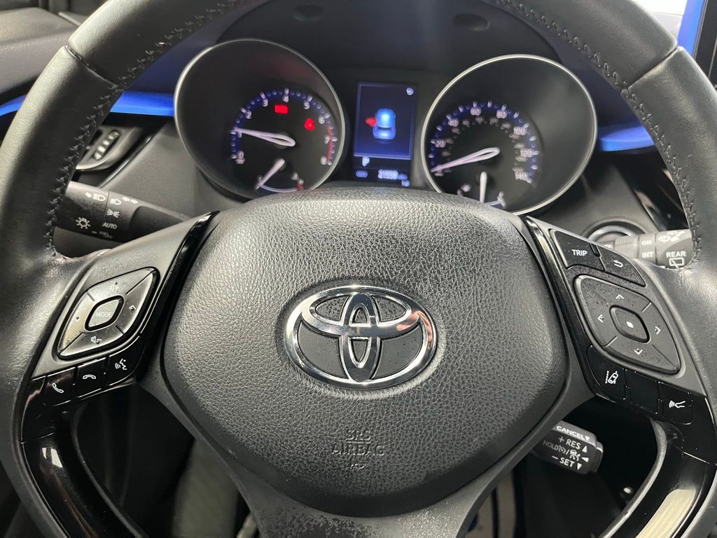 2020 Toyota C-HR XLE photo 17