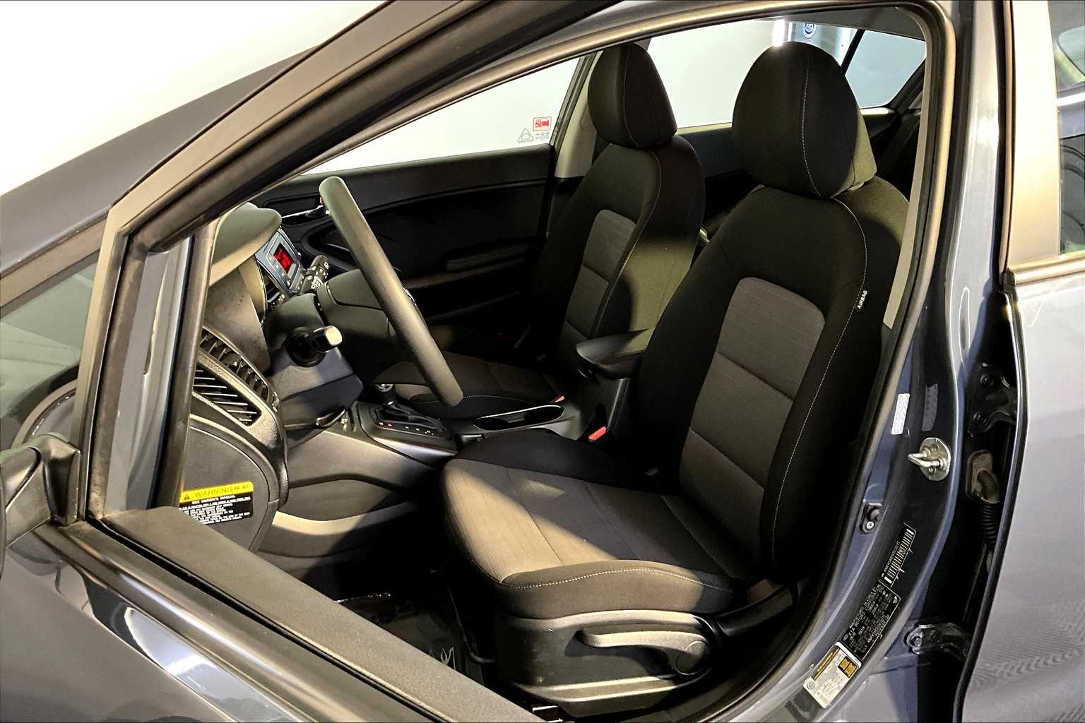 2016 Kia Forte 5-Door LX photo 8