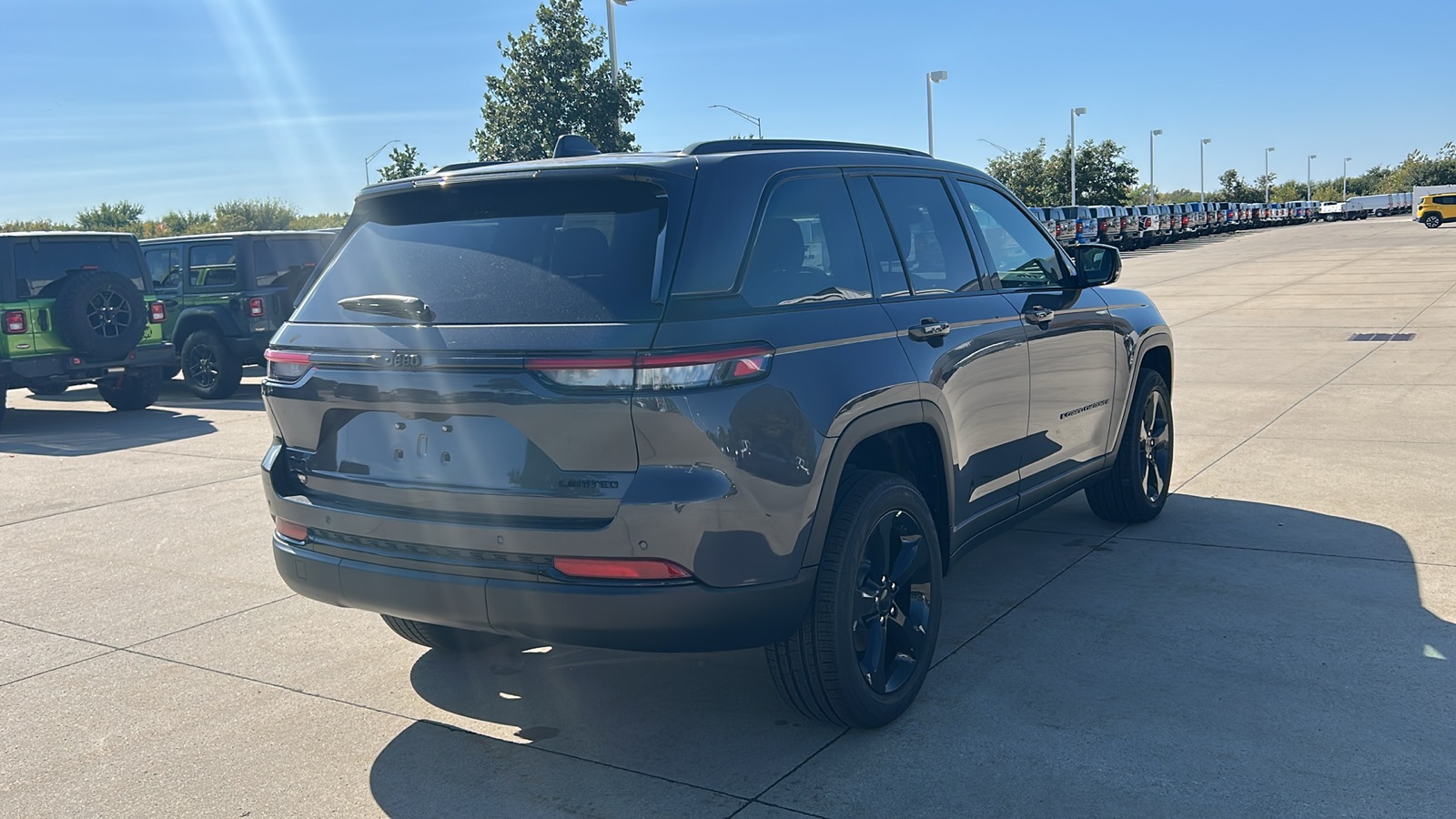 2025 Jeep Grand Cherokee Limited photo 3