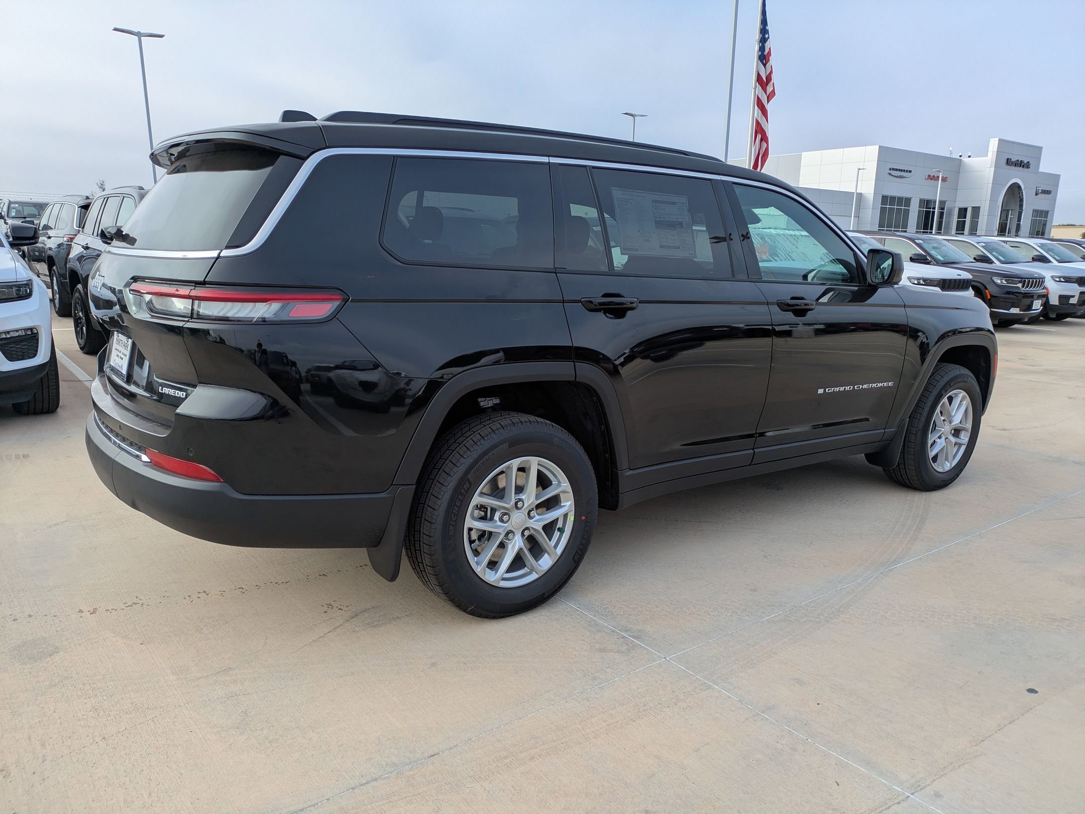 2025 Jeep Grand Cherokee Laredo photo 2