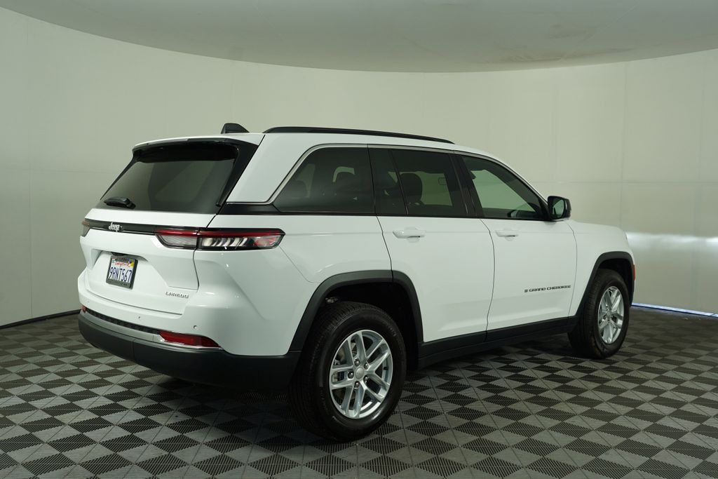 Used 2025 White Jeep Laredo image 3