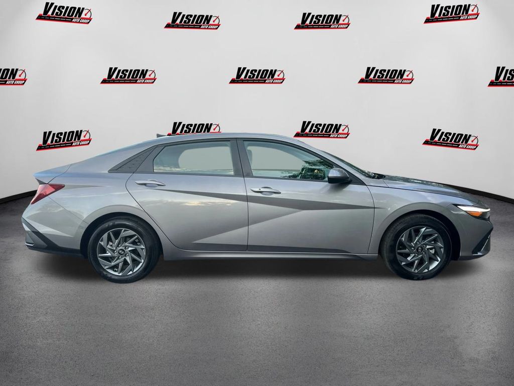 2024 Hyundai Elantra SEL photo 4
