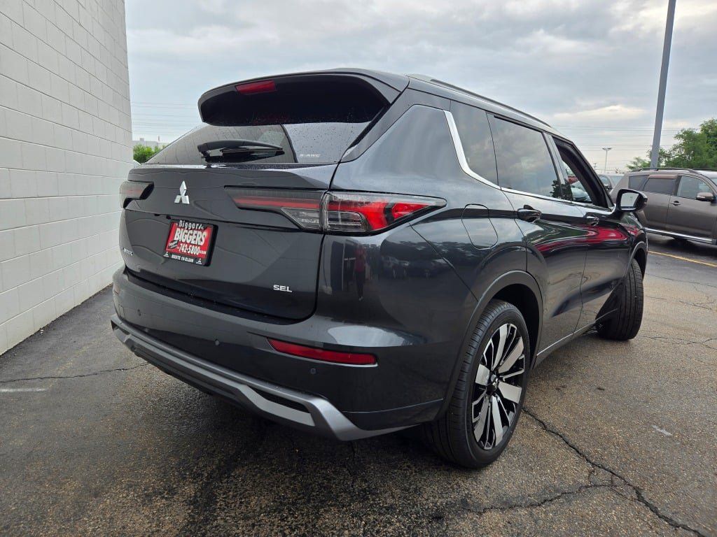 2025 Mitsubishi Outlander SEL photo 4