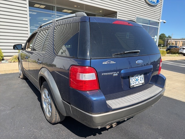 2005 Ford Freestyle SEL photo 2