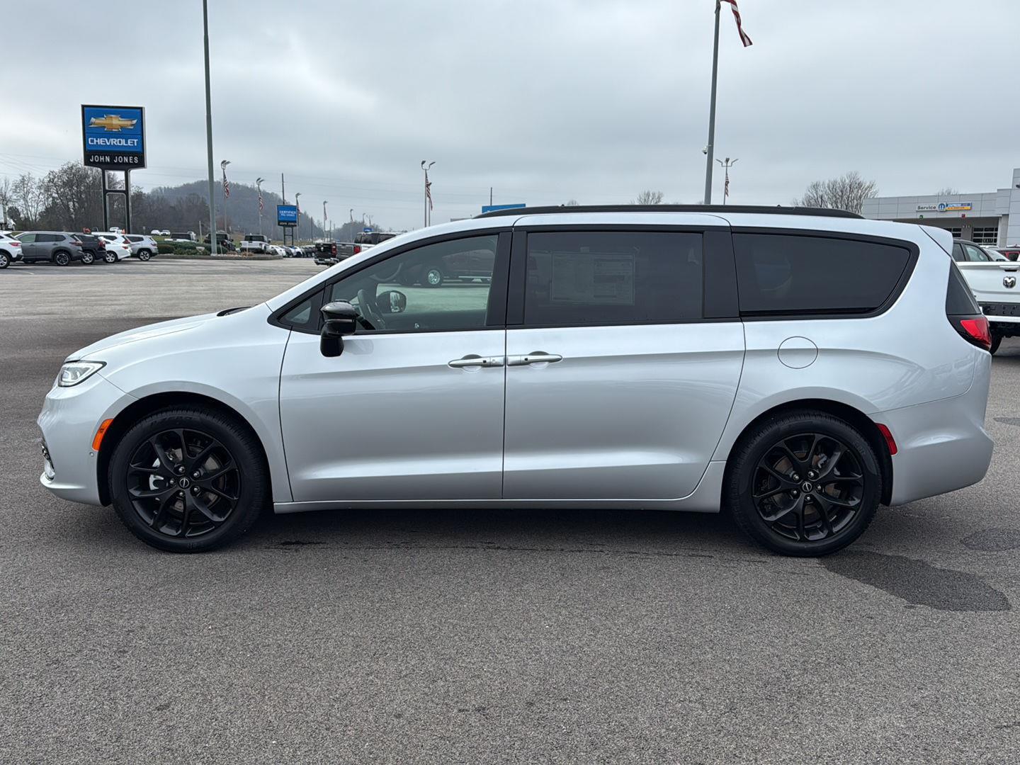 2026 Chrysler Pacifica photo 2