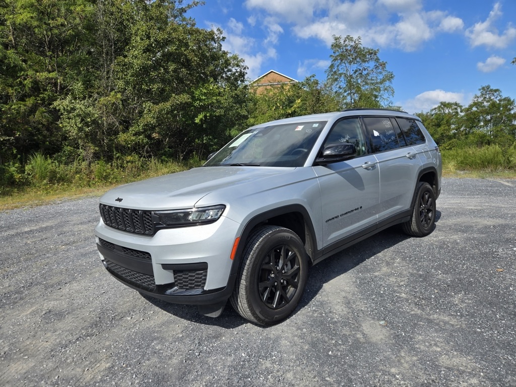 2024 Jeep Grand Cherokee Altitude photo 3