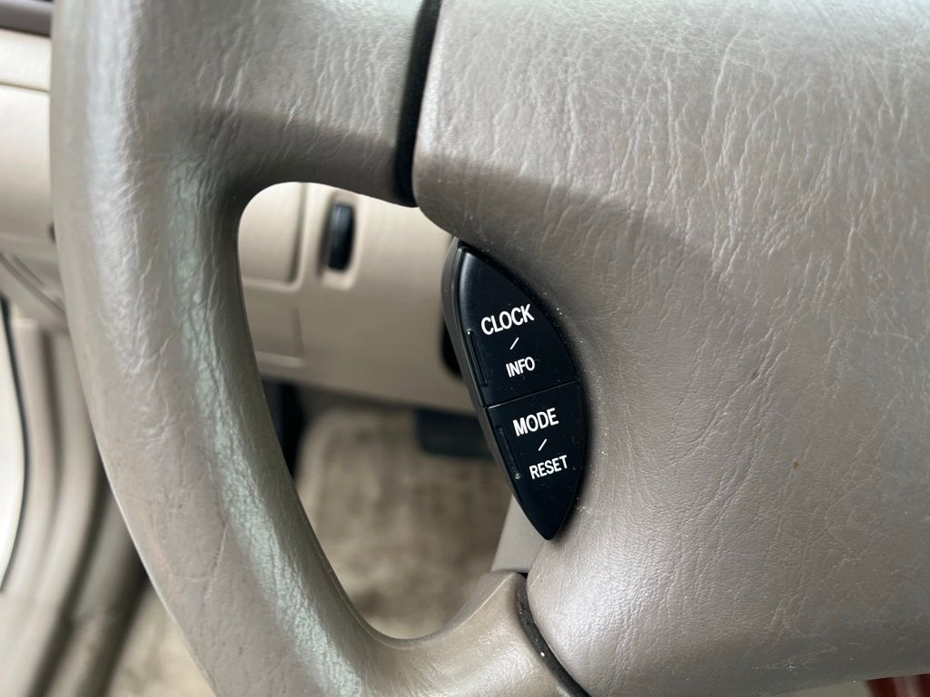 2004 Toyota Camry LE photo 36