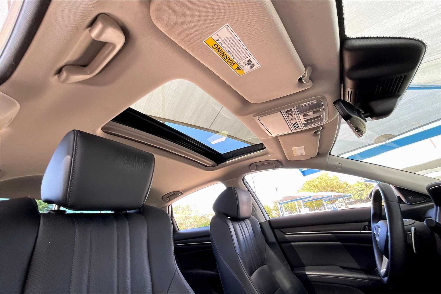 2018 Honda Accord Touring 2.0T photo 4