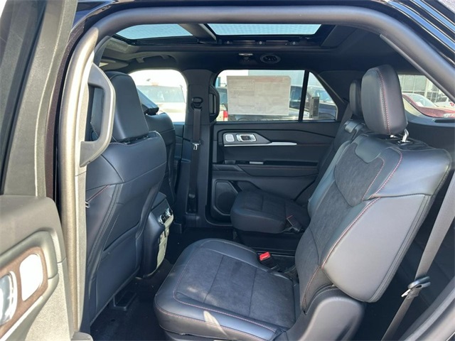 2025 Ford Explorer ST photo 3