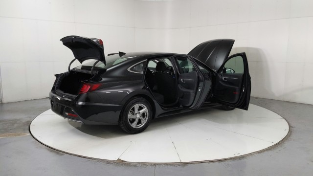 Used 2022  Hyundai SE image 11