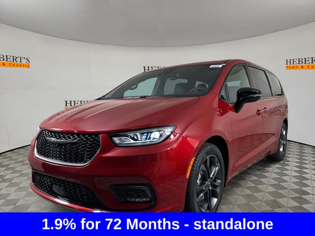 2026 Chrysler Pacifica Select's photo