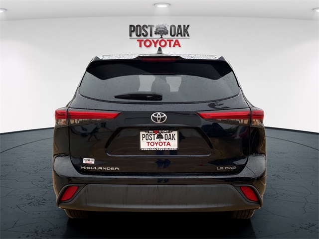 2022 Toyota Highlander LE photo 4