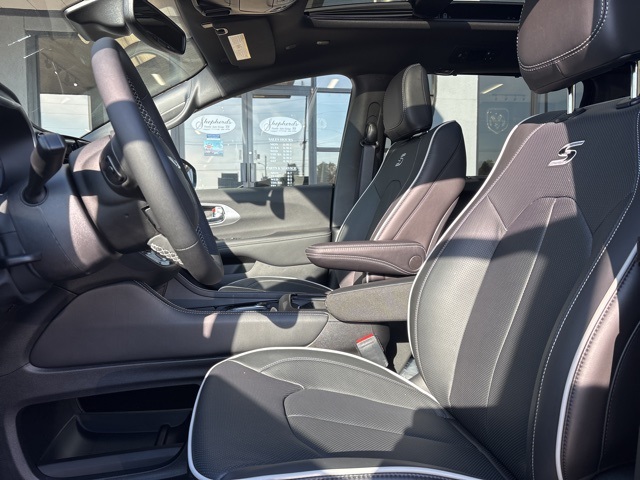 2026 Chrysler Pacifica Limited photo 4