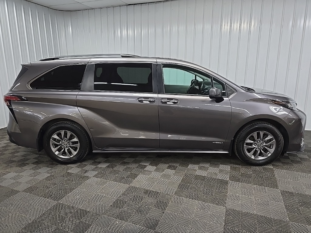 2021 Toyota Sienna XLE photo 2