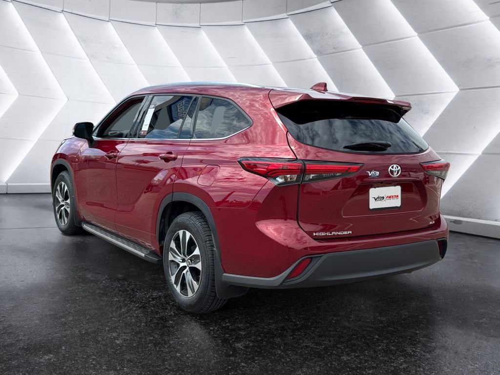 2021 Toyota Highlander XLE photo 4