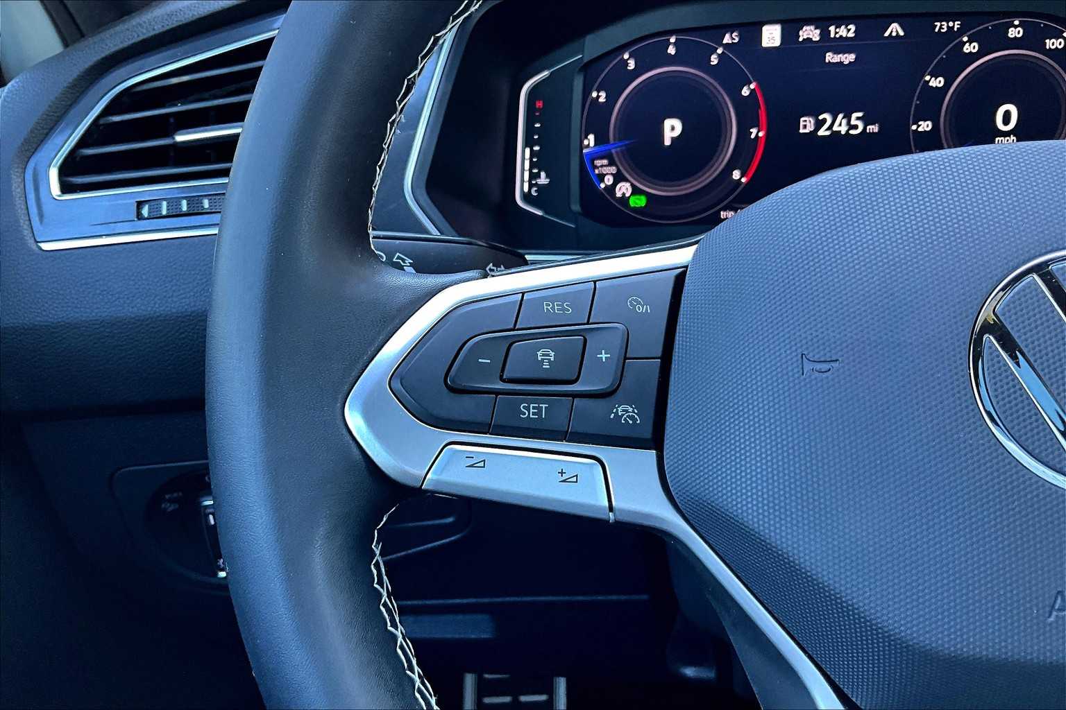 2023 Volkswagen Tiguan SEL R-Line Black photo 44