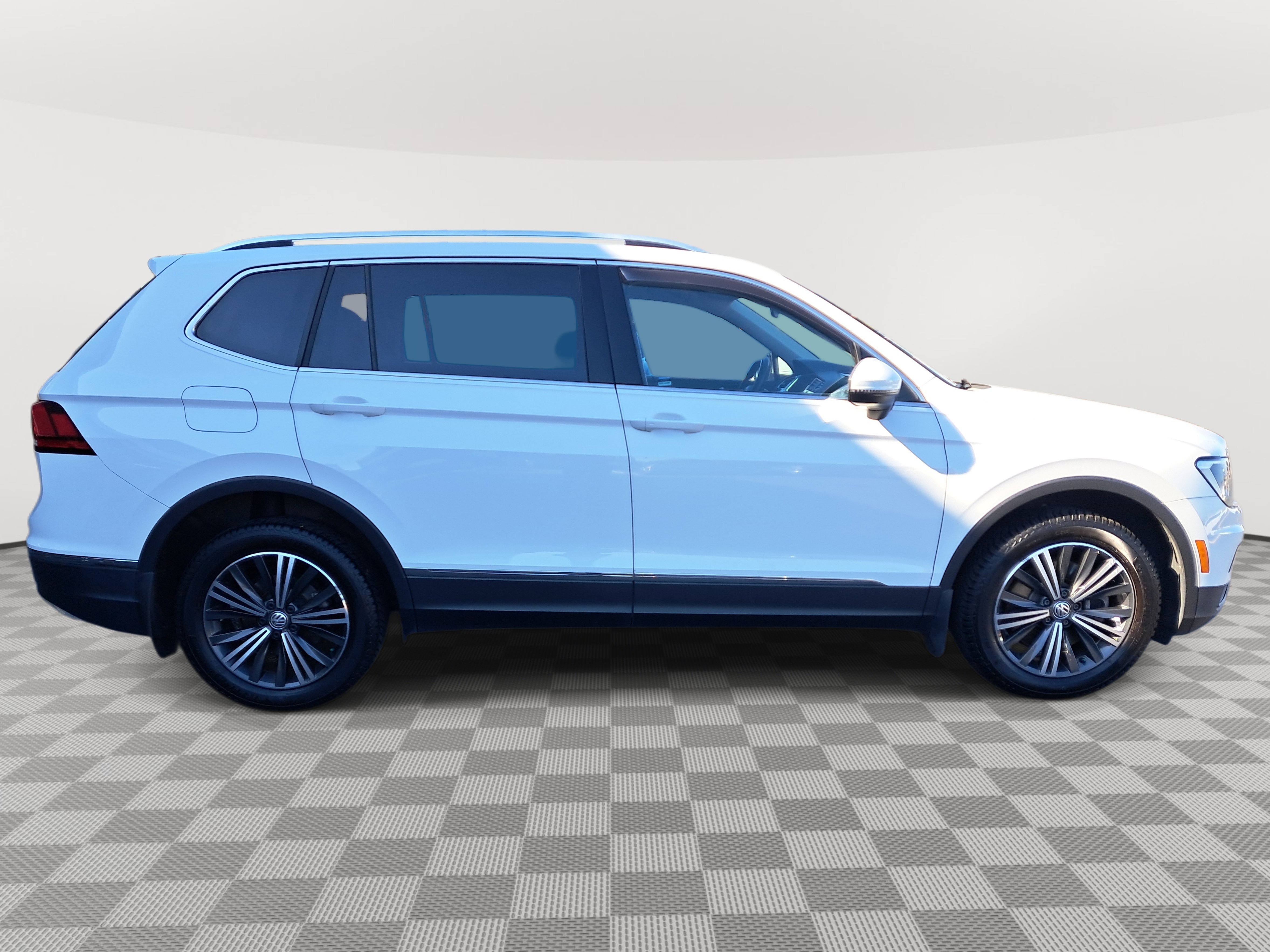 2019 Volkswagen Tiguan SEL photo 3