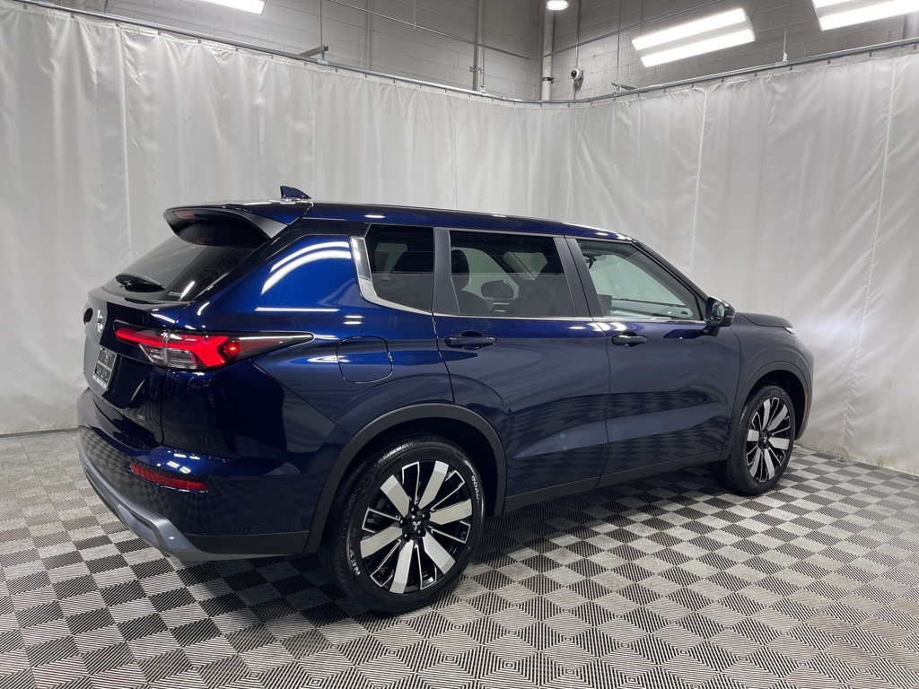 2025 Mitsubishi Outlander SE photo 3