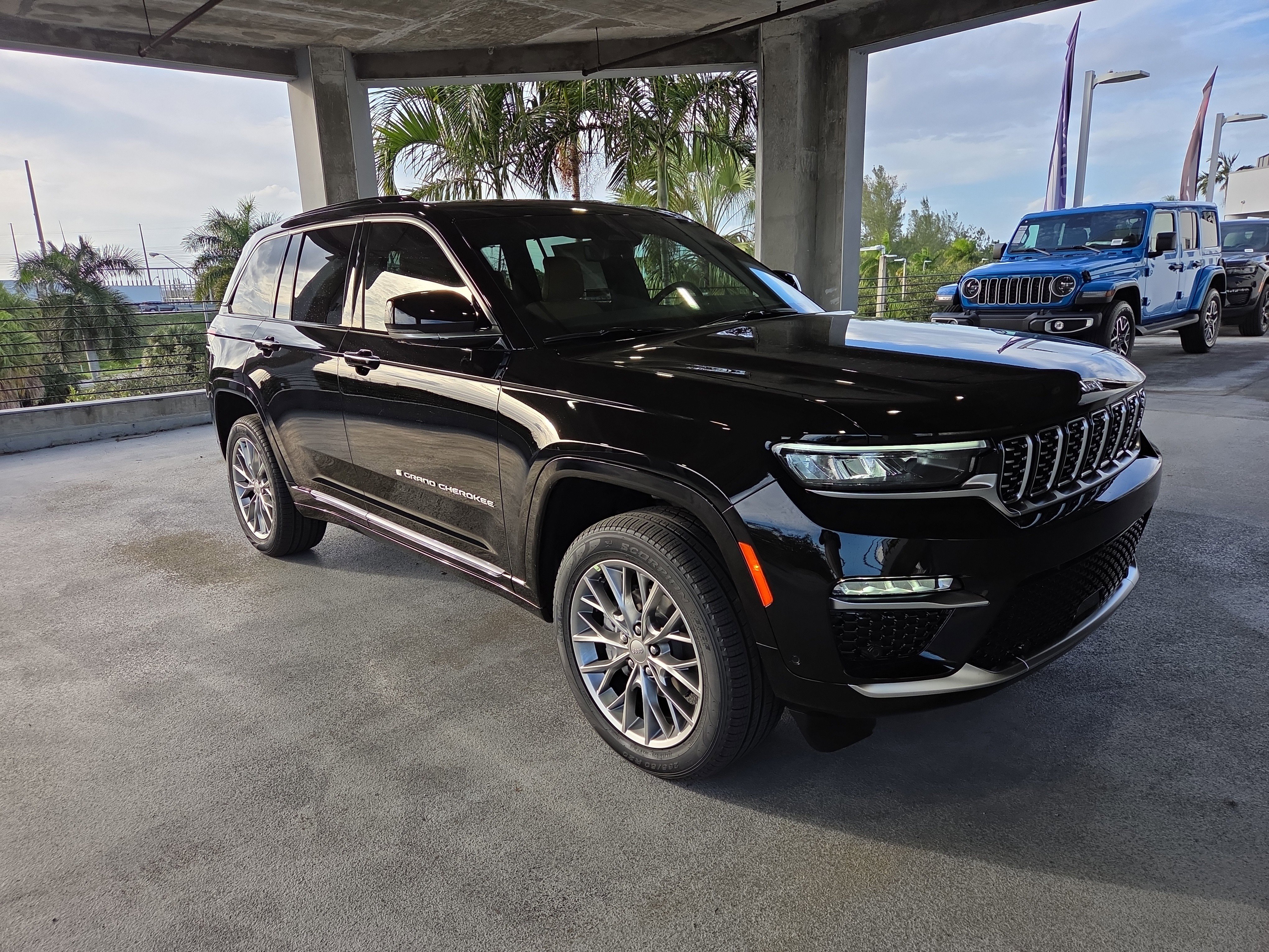 2025 Jeep Grand Cherokee Summit's photo