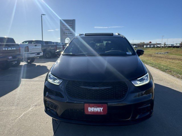 2026 Chrysler Pacifica Limited photo 2