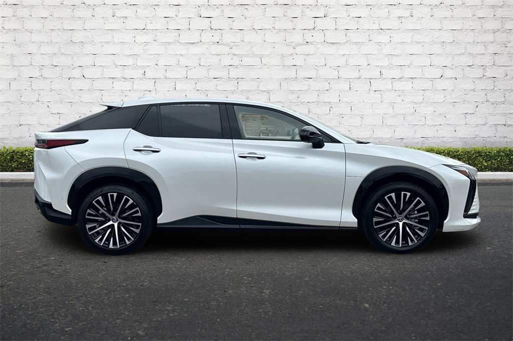 2023 Lexus RZ 450e Luxury photo 3