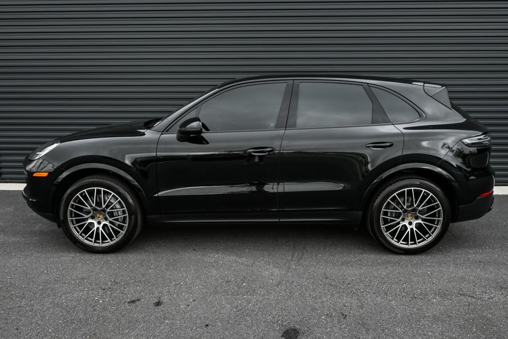 2023 Porsche Cayenne Platinum Edition photo 2