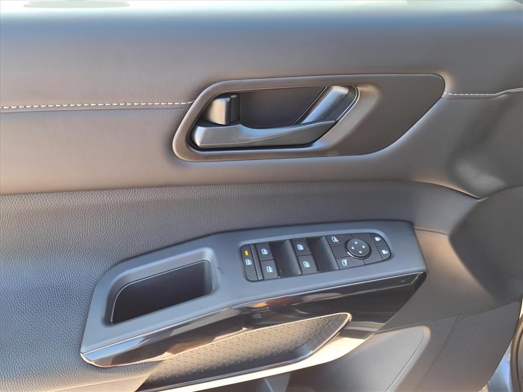2025 Nissan Pathfinder SV photo 15