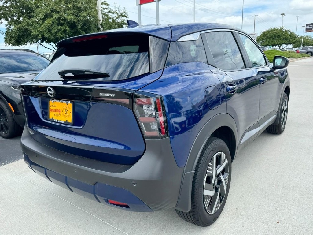 2025 Nissan Kicks SV photo 3