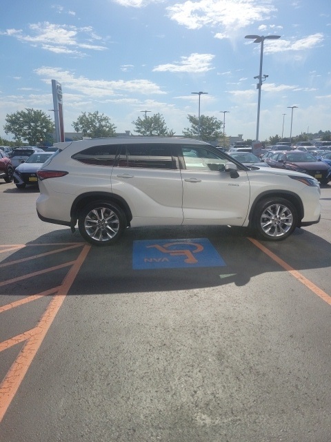 2021 Toyota Highlander Hybrid Limited photo 4