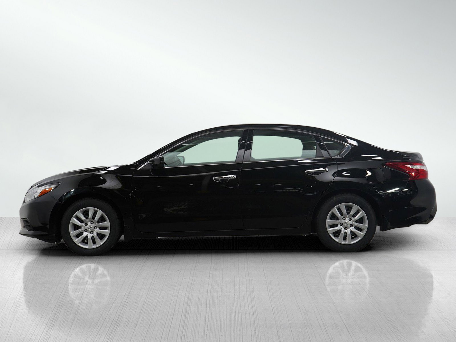 Used 2017 Nissan Altima S with VIN 1N4AL3AP1HC477643 for sale in Burnsville, Minnesota