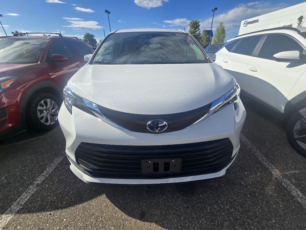 2024 Toyota Sienna LE photo 6