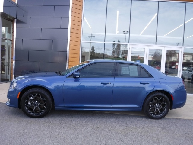2021 Chrysler 300 Touring photo 2